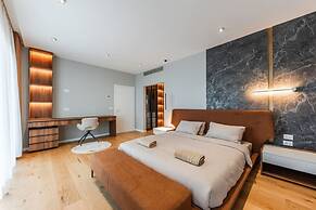 Villa Serenity Luxury Lakeside Manor