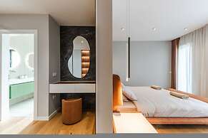 Villa Serenity Luxury Lakeside Manor