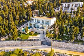 Villa Serenity Luxury Lakeside Manor