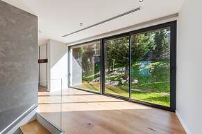 Villa Serenity Luxury Lakeside Manor