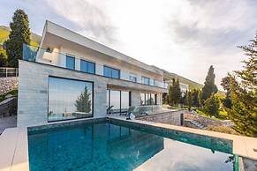 Villa Serenity Luxury Lakeside Manor