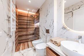 Villa Serenity Luxury Lakeside Manor