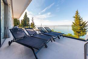 Villa Serenity Luxury Lakeside Manor