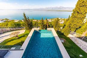 Villa Serenity Luxury Lakeside Manor