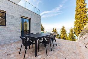 Villa Serenity Luxury Lakeside Manor