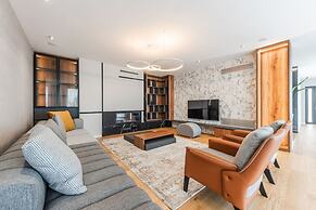 Villa Serenity Luxury Lakeside Manor