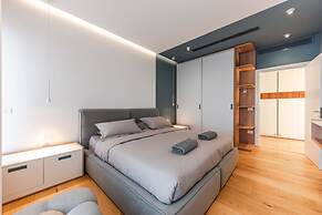 Villa Serenity Luxury Lakeside Manor