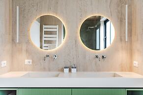 Villa Serenity Luxury Lakeside Manor