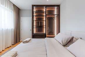 Villa Serenity Luxury Lakeside Manor