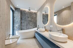 Villa Serenity Luxury Lakeside Manor