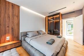 Villa Serenity Luxury Lakeside Manor