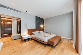 Villa Serenity Luxury Lakeside Manor