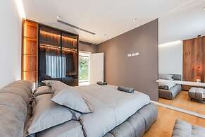 Villa Serenity Luxury Lakeside Manor