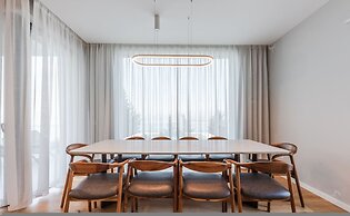 Villa Serenity Luxury Lakeside Manor