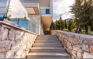 Villa Serenity Luxury Lakeside Manor