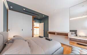 Villa Serenity Luxury Lakeside Manor