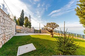 Villa Serenity Luxury Lakeside Manor