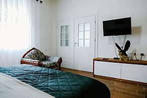 City Grove Blooms and Beds