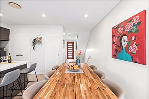 StayAU 4BR Modern Townhouse Asquith