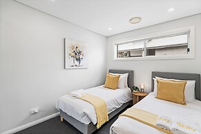 StayAU 4BR Modern Townhouse Asquith