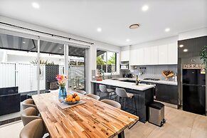 StayAU 4BR Modern Townhouse Asquith