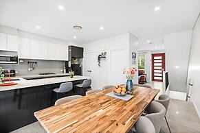 StayAU 4BR Modern Townhouse Asquith