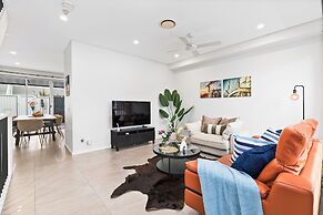 StayAU 4BR Modern Townhouse Asquith
