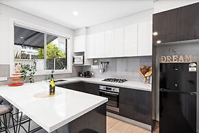 StayAU 4BR Modern Townhouse Asquith
