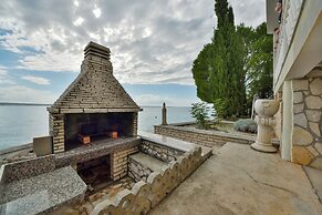 Holiday Home Seafront Escape