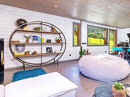 Vintage Vacation Home With Garden