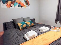 Corby - Sleeps 5 - Parking - Town Centre