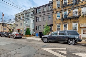 Walk to Journal Square: Modern Apt ~ 4 Mi to Nyc!