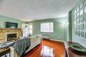 8 Mi to Dtwn: Retreat w/ Balcony in Pittsburgh!