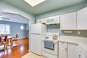 8 Mi to Dtwn: Retreat w/ Balcony in Pittsburgh!