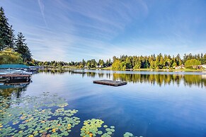 Lakefront Home w/ Fire Pit, Dock in Kent!