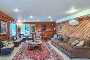 Lakefront Home w/ Fire Pit, Dock in Kent!