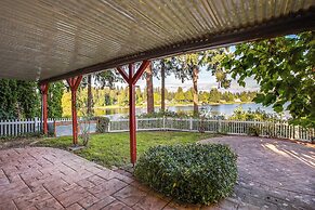 Lakefront Home w/ Fire Pit, Dock in Kent!
