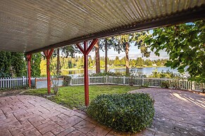 Lakefront Home w/ Fire Pit, Dock in Kent!