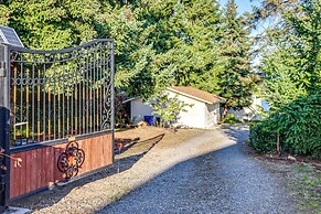 Lakefront Home w/ Fire Pit, Dock in Kent!