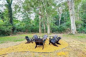 Downtown Heflin Cottage w/ Deck & Fire Pit!