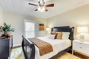 Downtown Heflin Cottage w/ Deck & Fire Pit!