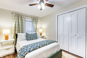 Downtown Heflin Cottage w/ Deck & Fire Pit!