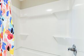 Downtown Heflin Cottage w/ Deck & Fire Pit!