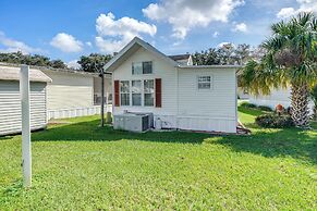 Lakeland Cottage w/ Pool Access + Screened Porch!
