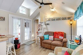 Lakeland Cottage w/ Pool Access + Screened Porch!