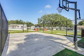 Lakeland Cottage w/ Pool Access + Screened Porch!