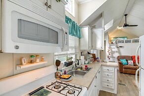 Lakeland Cottage w/ Pool Access + Screened Porch!