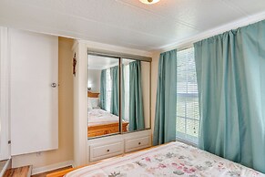 Lakeland Cottage w/ Pool Access + Screened Porch!