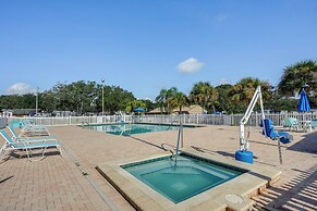 Lakeland Cottage w/ Pool Access + Screened Porch!