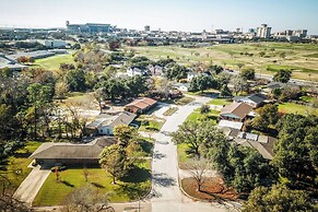 Walk to Texas A&m: College Station Home w/ Yard!